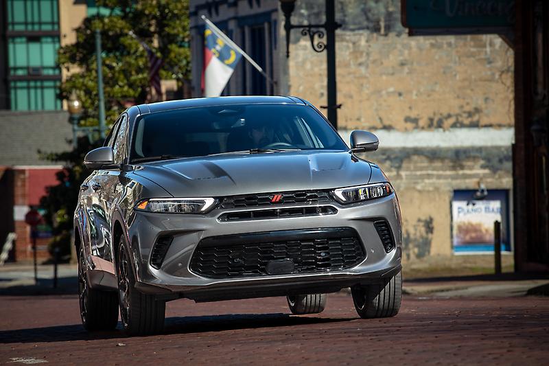 2023 Dodge Hornet R/T plug-in hybrid exterior front three-quarter view
