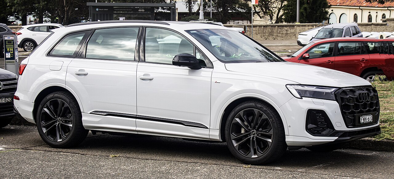 Audi Q7 exterior side view