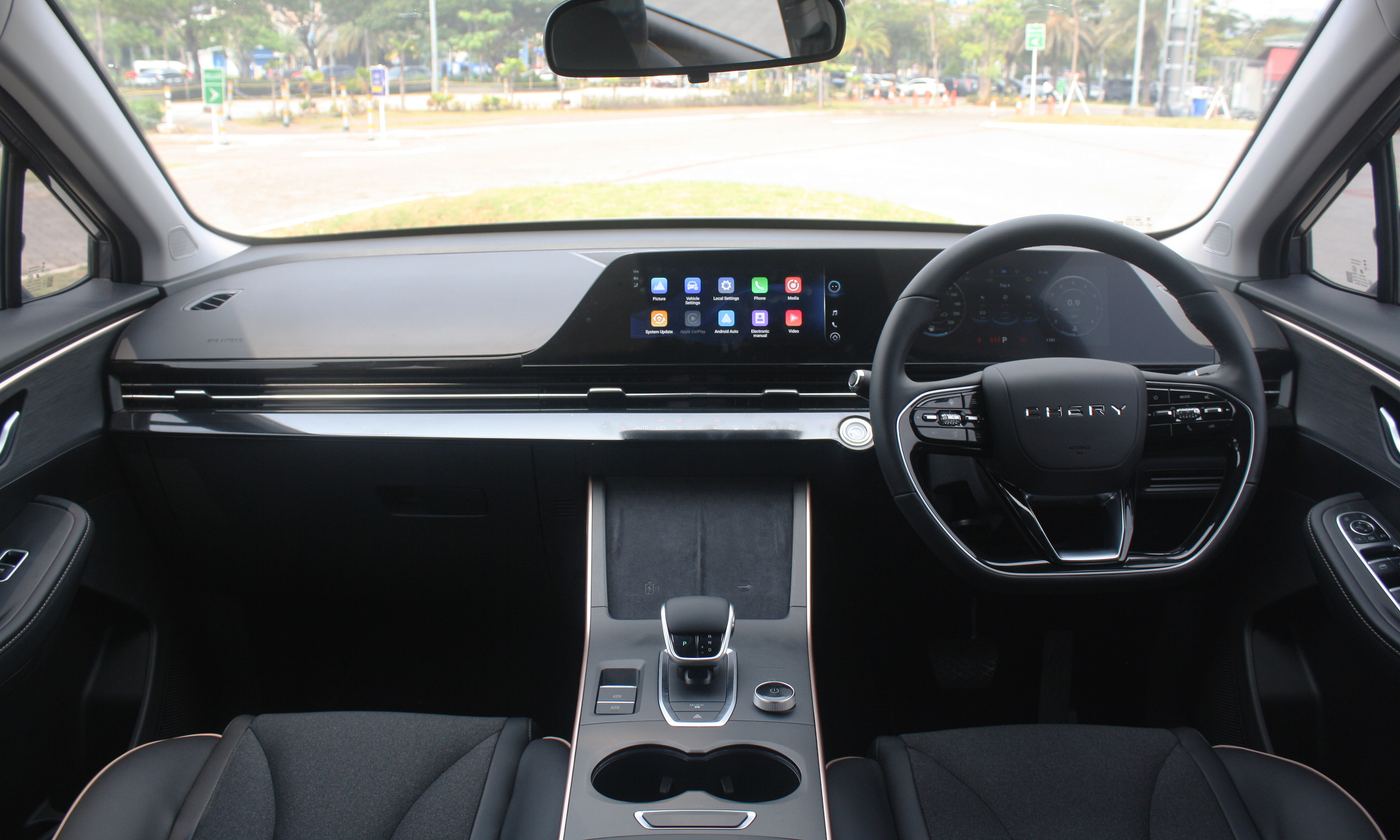 Chery Omoda 5 interior with dual-screen dashboard