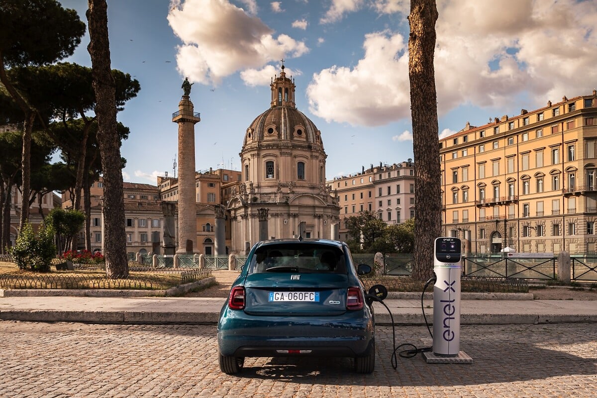 Blue Fiat 500e connected to an on-street charging post