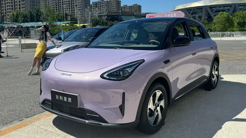 Front three-quarter view of the refreshed Geely Xingyuan EX2 small EV