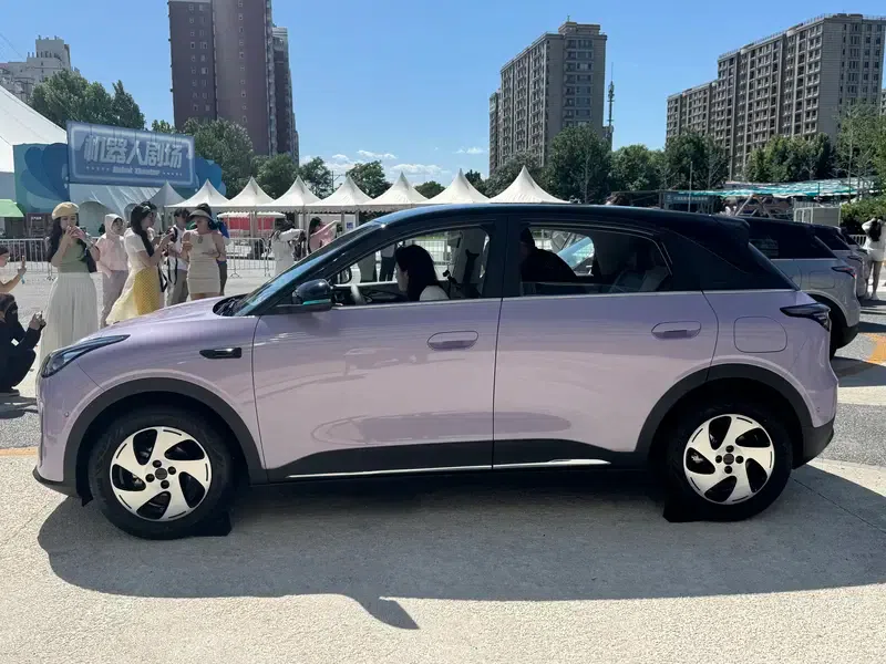Side view of the refreshed Geely Xingyuan EX2 electric hatchback