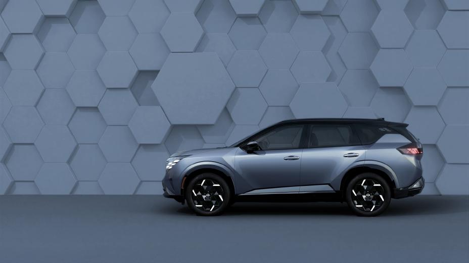 Silver Nissan X-Trail / Rogue Hybrid e-POWER side profile official image
